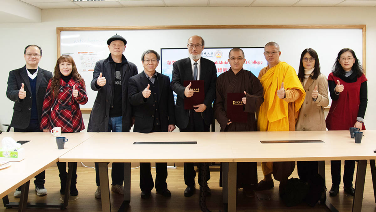 華梵大學與印尼體正佛教大學（Jinarakkhita Buddhist College）簽署學術合作備忘錄大合影 (華梵提供)