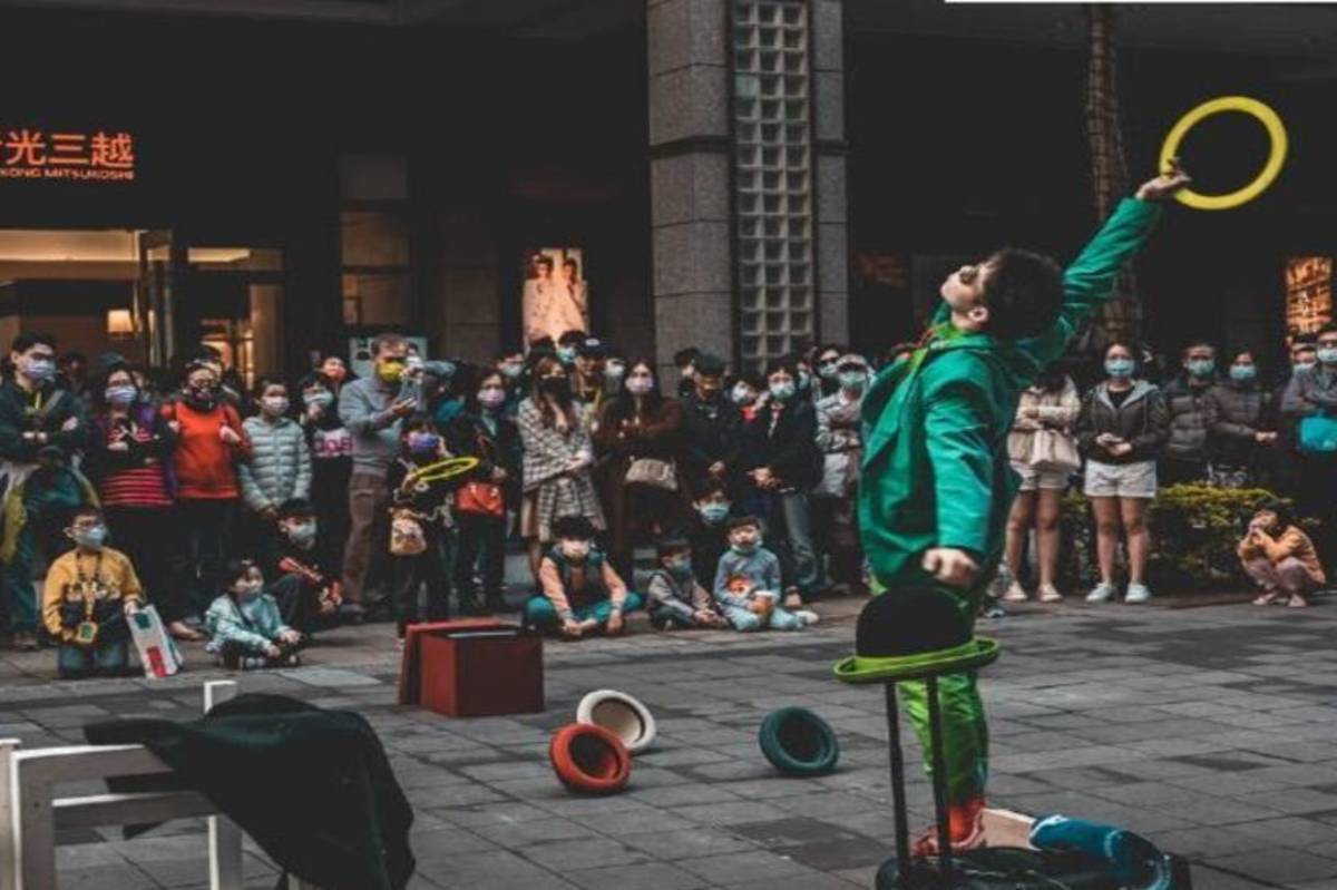 小綠人將街舞結合默劇與雜耍互動
