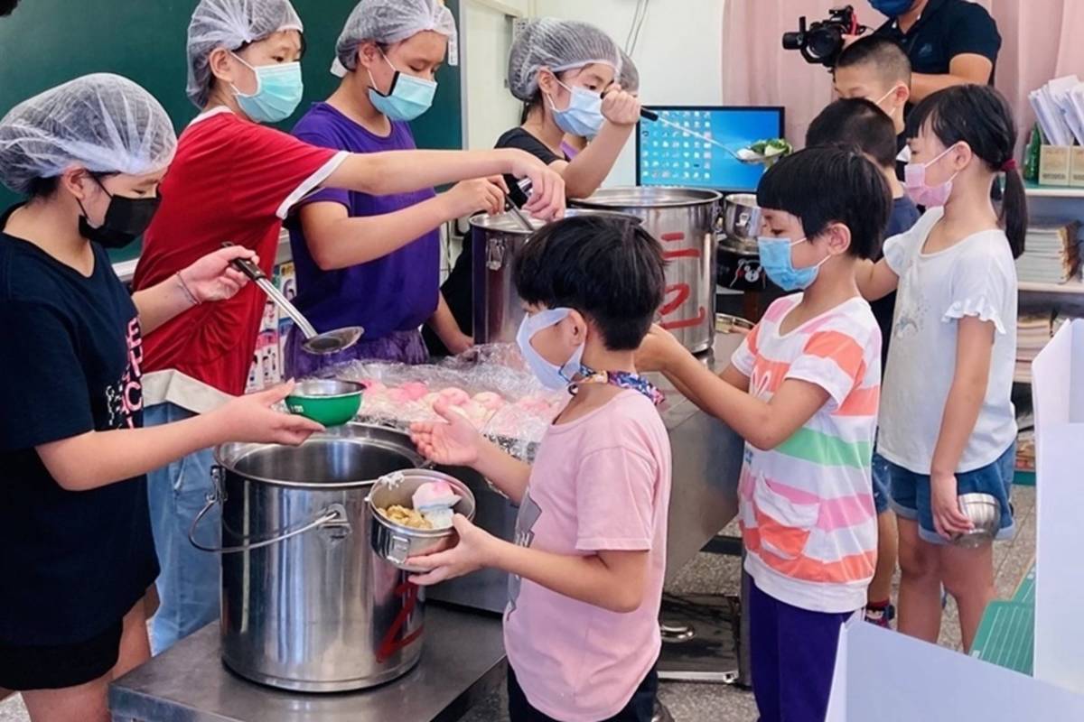 校園口罩禁令將自3月6日放寬，但有家長擔心增加孩子的健康安全風險，臺東縣教育處表示，若家長或學生有疑慮可自主配戴口罩，也提醒師生持續落實個人健康管理。