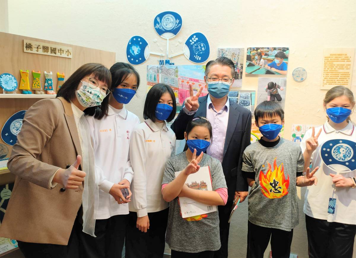 桃子腳國中小導覽學生與新北市教育局劉明超副局長(右3)合影 (新北市教育局提供)