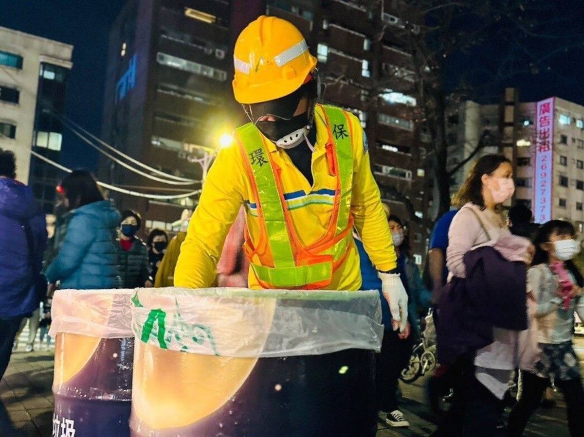 幕後英雄燈會清潔隊員