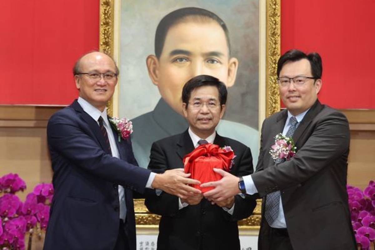 新任體育署長鄭世忠（右一）正式就任。