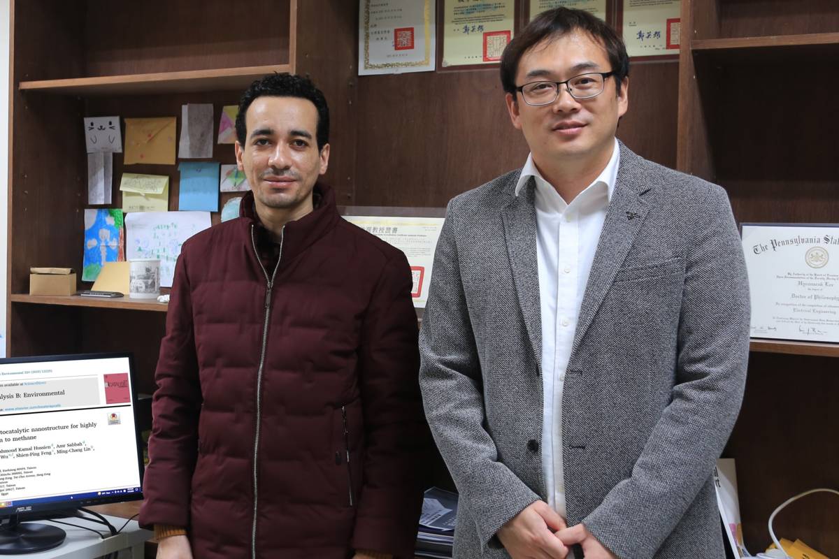 中山大學光電工程學系助理教授李炫錫（右）與博士班學生何莫善（左）的最新研究刊登於國際知名頂尖期刊
