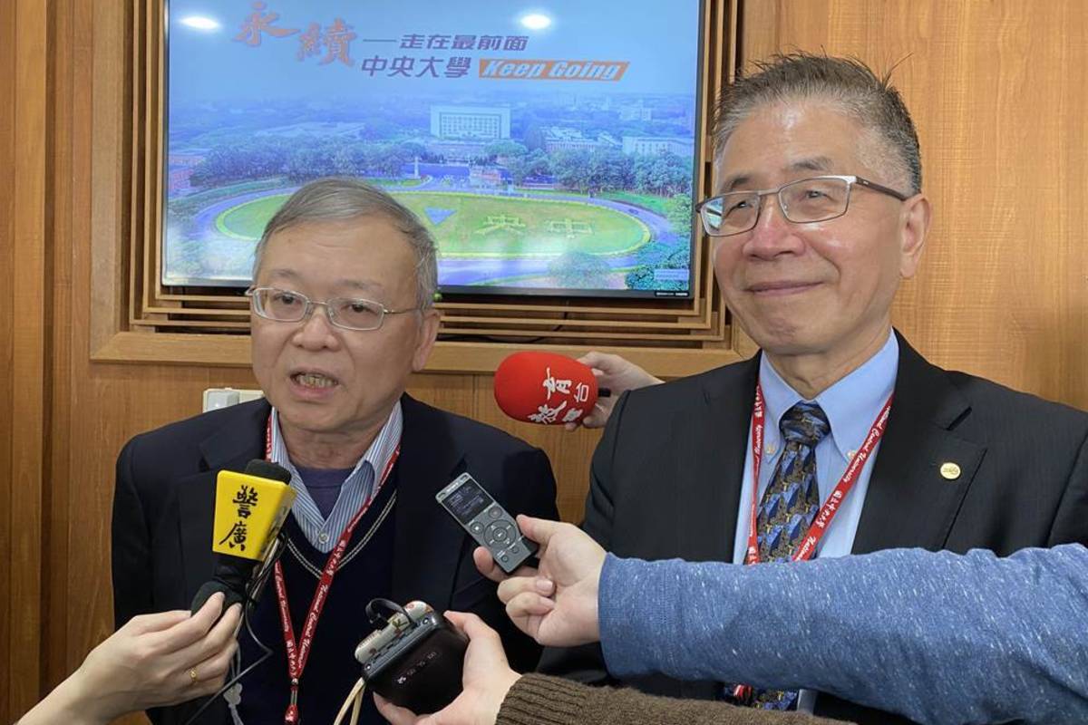 招聯會執行秘書、中央大學教務長王文俊(左)與招聯會召集人、中央大學校長周景揚回應AI工具議題
