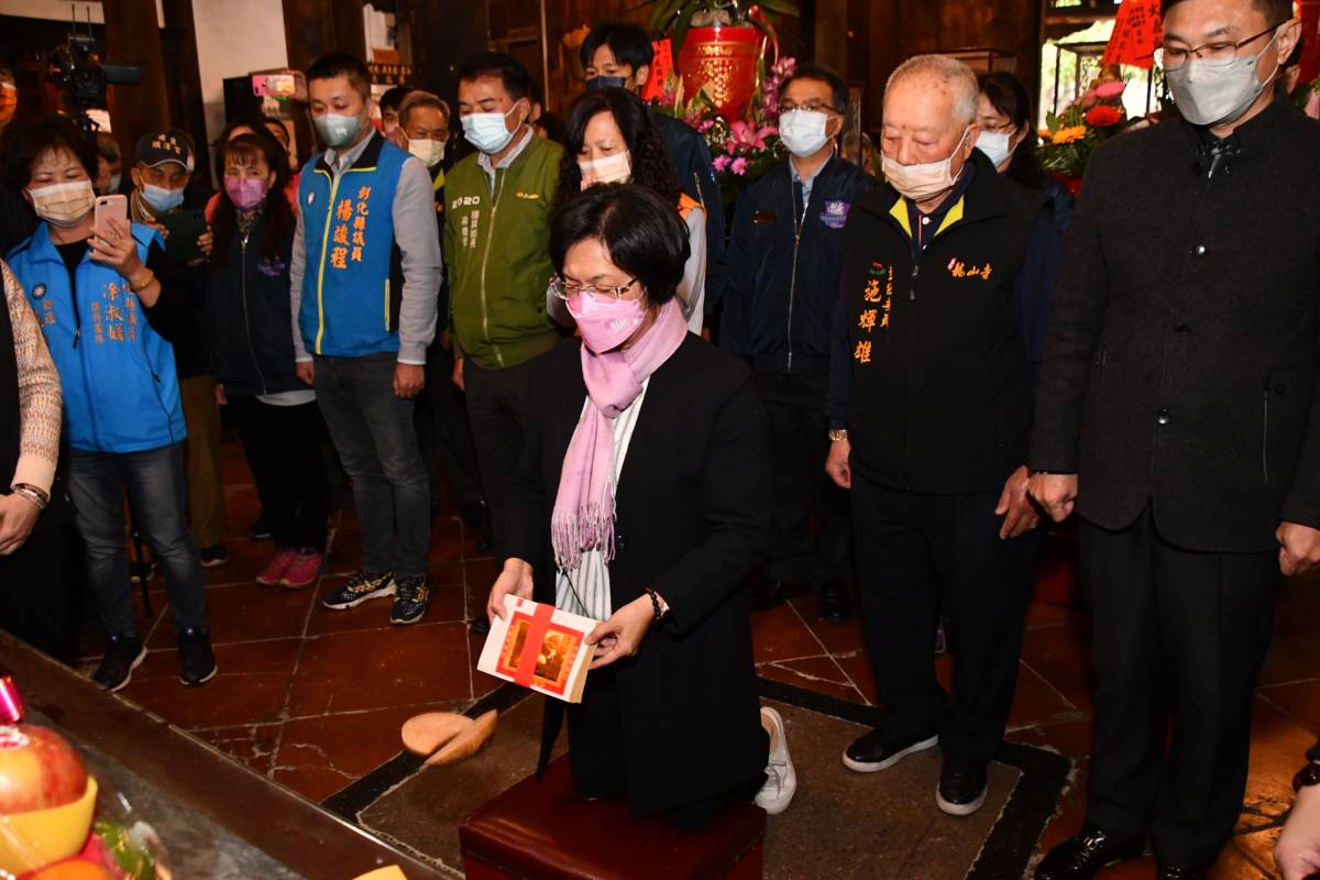彰化縣長王惠美今天至鹿港龍山寺擲筊擇定龍王祭日期(圖片來源：彰化縣政府)
