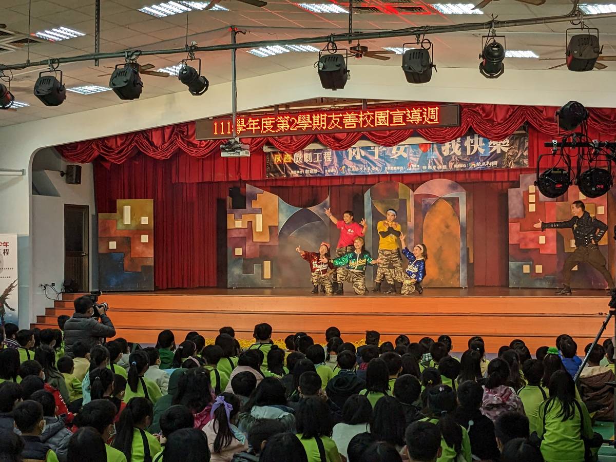 「拯救小小浮士德」於臺北市雙園國小進行首場表演，臺下同學的笑聲與掌聲不斷