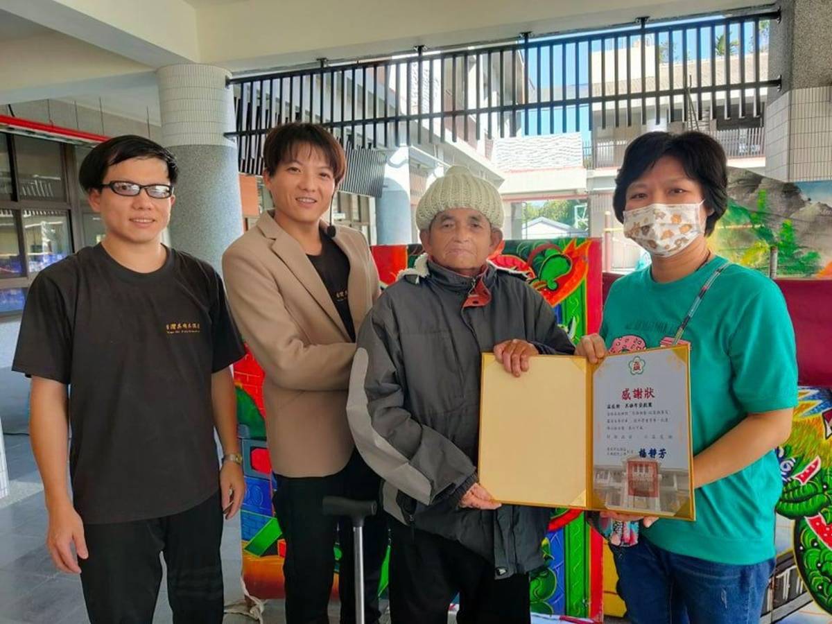 掌中劇資深藝師朱振源（右2）提攜後進不輟，義務教導學生口白技巧與操偶動作，獲左鎮國小頒贈感謝狀 (文化部提供)