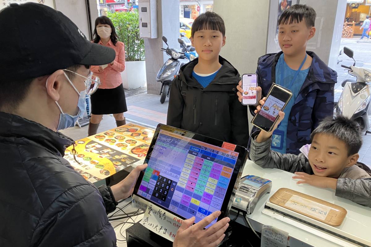 新北市與八方雲集梁社漢攜手推出「本土語大聲說」活動本土語點餐送紅茶的活動獲得熱烈迴響