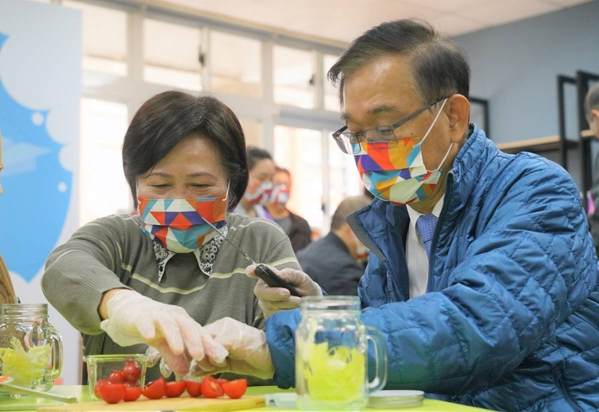 教育局湯志民局長與樂齡長者體驗「樂齡時蔬健康沙拉杯」課程