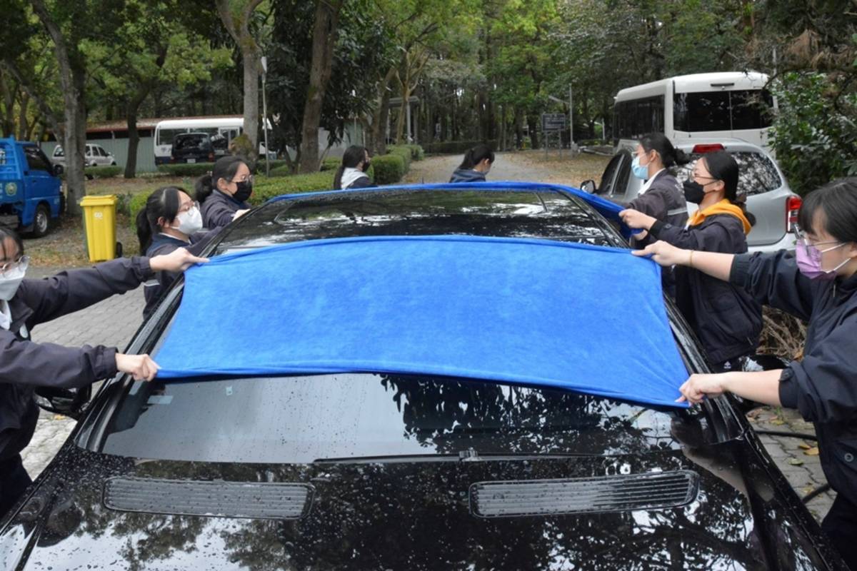 學生齊心洗車
