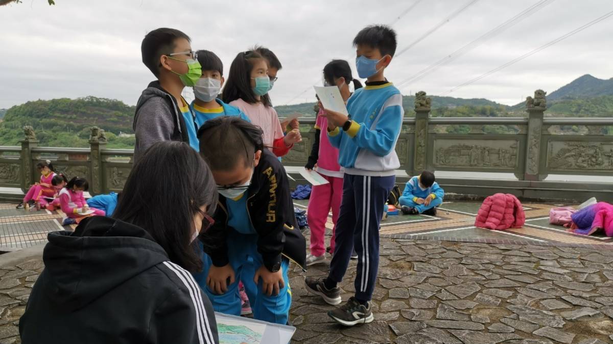 靈山公園美術老師指導畫畫