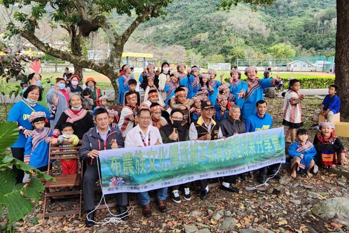 為使布農族文化從小扎根，高雄師範大學博士生洪宏創作繪本，內容含括布農族「食衣住行育樂」，並設計繪本教育課程，帶著武陵國小學童認識自身文化。