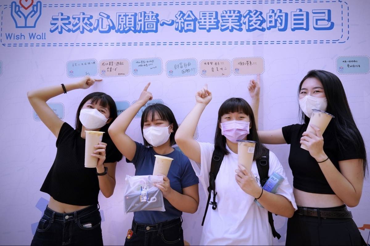 學員於東海大學校內辦理成果展，邀請路過的同學填寫對未來的心願