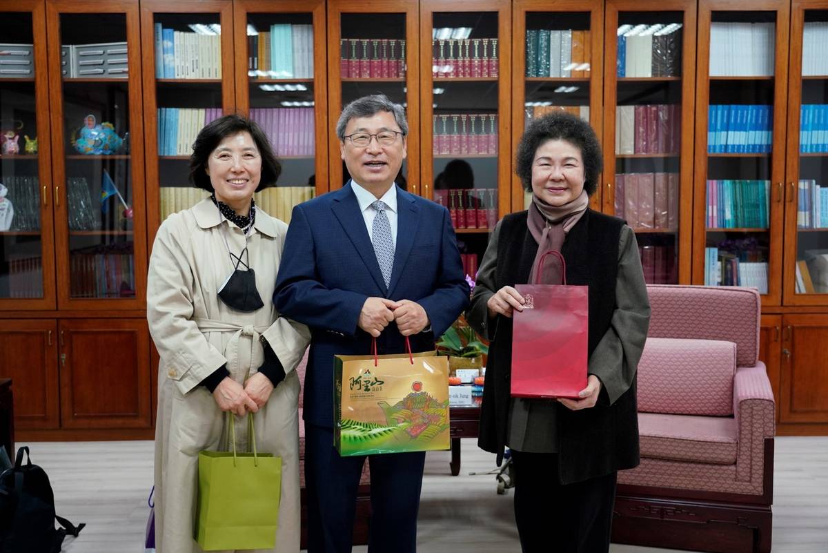 國家人權委員會陳菊主任委員與韓國「為求真相和解之過去史整理委員會」鄭根埴前委員長互贈禮品 (人權會提供)