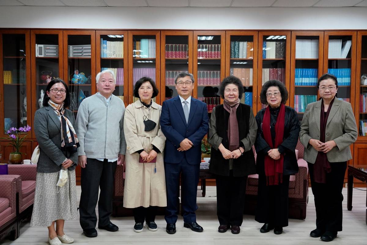陳菊主任委員與鄭根埴前委員長伉儷、朱立熙執行長及吳俊芳助理教授一行、以及田秋堇委員、范巽綠監察委員合影 (人權會提供)