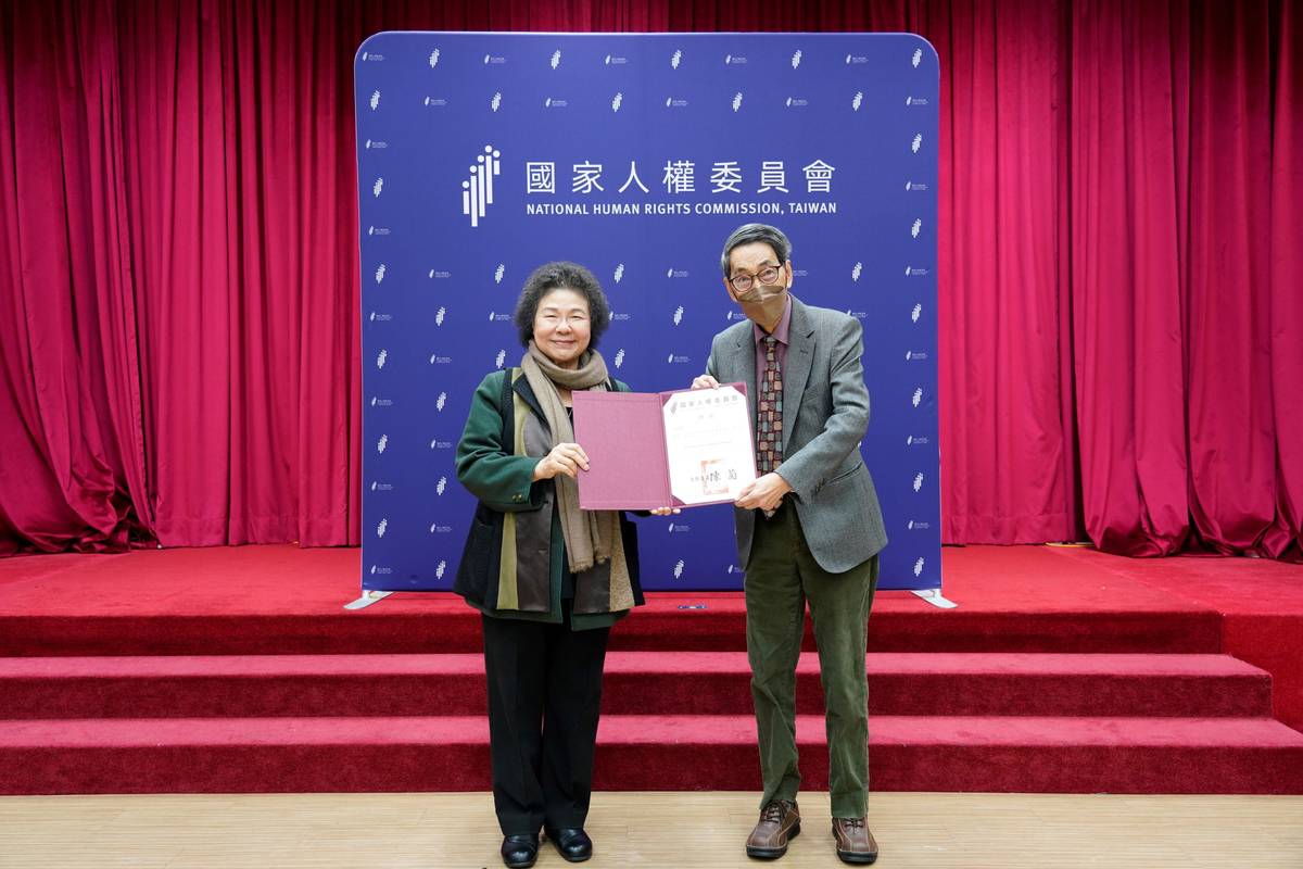 陳菊主任委員與人權諮詢顧問黃默教授合影 (人權會提供)