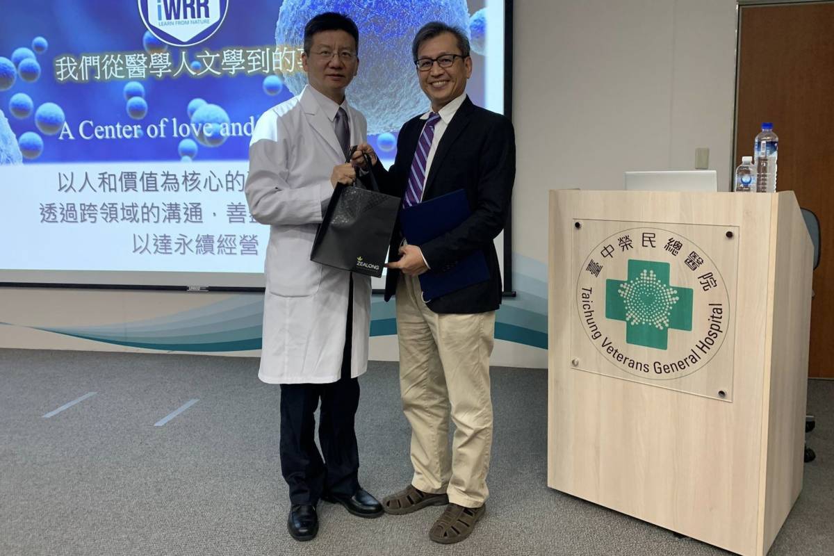 湯哲銘（右）投身醫學教育超過三十年