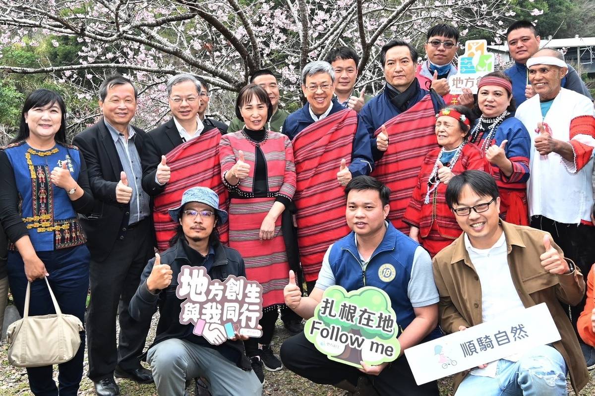 行政院長陳建仁視察南投縣原鄉苦茶暨區域共好地方創生，活動前接受媒體聯訪回答雞肉、雞蛋的短缺問題