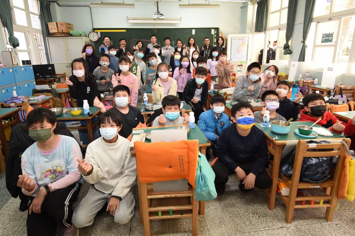 學生餐後合影（圖源：苗栗縣政府）