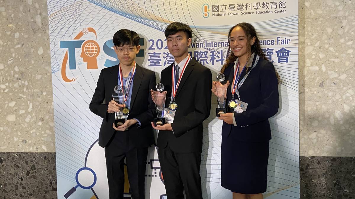 2023臺灣國際科學展覽會3位青少年科學獎得主合影。（左起為邱達夫、潘冠竹、Tiffani Gay）