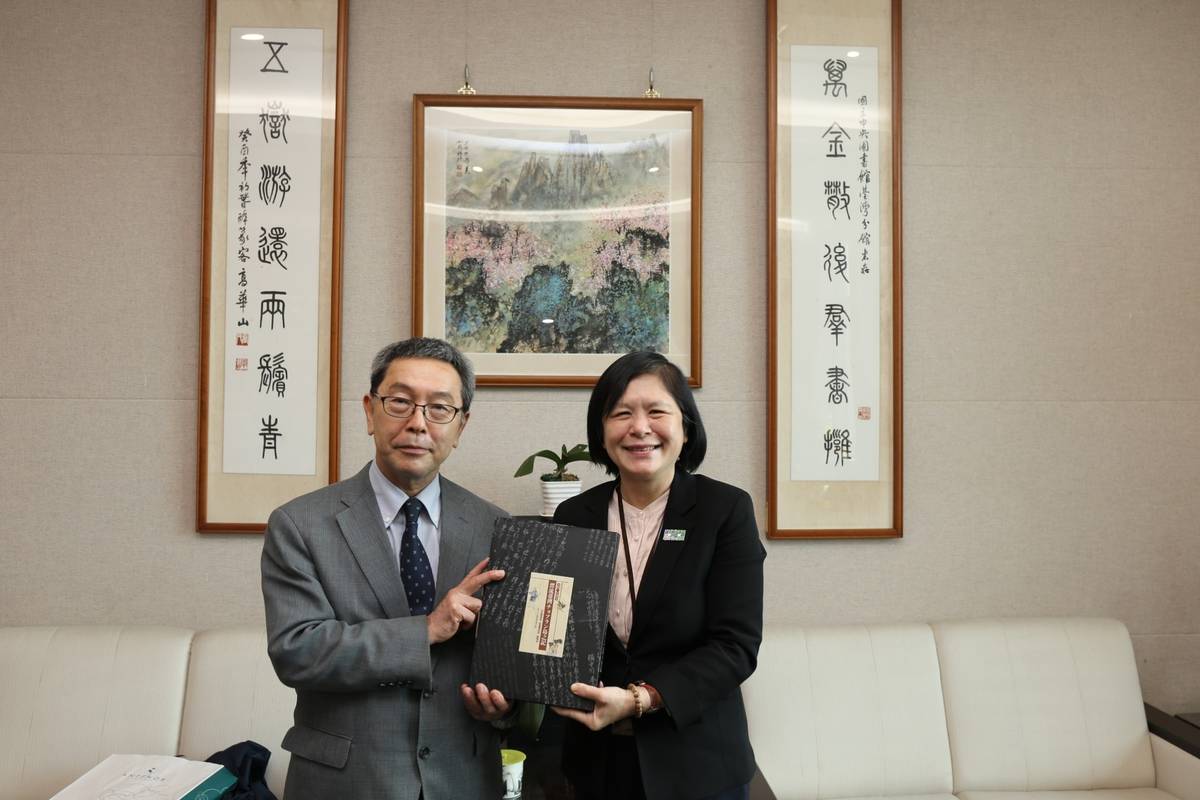國臺圖曹翠英館長(右)贈送長谷部教授該館復刻出版之重要館藏《享和三年癸亥漂流臺灣チョプラン島之記》（《漂流臺灣》）一套 (國臺圖提供)