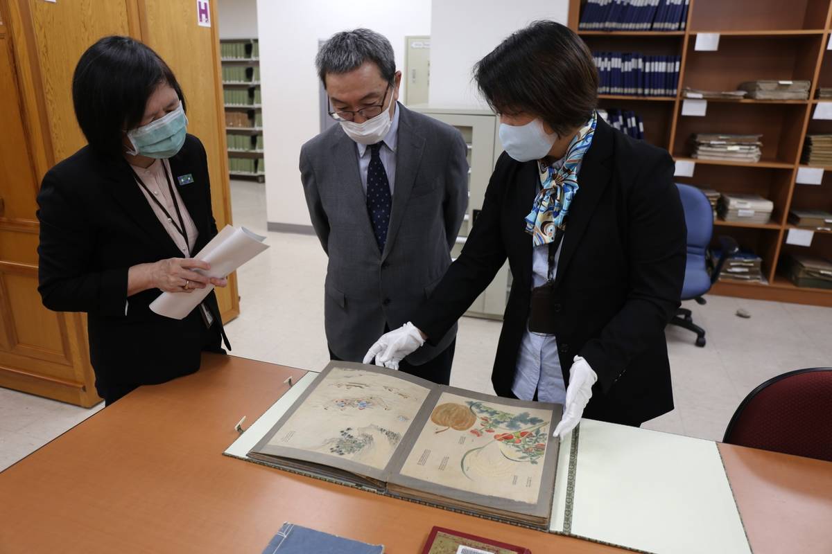 日本拓殖大學拓殖アーカイブズ事業室長谷部茂教授參觀館藏特藏資料《六十七兩采風圖合卷》原件 (國臺圖提供)