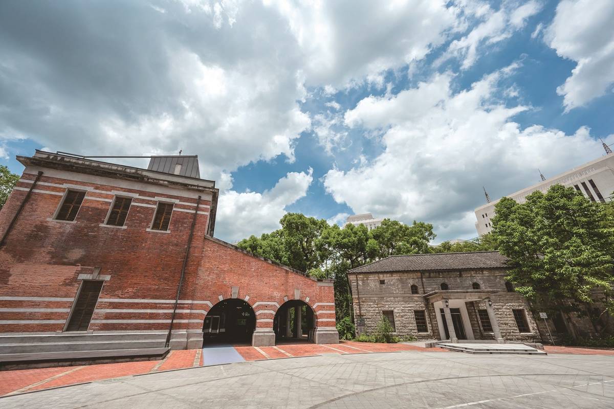 國立臺灣博物館南門館現展示許多樟腦製品