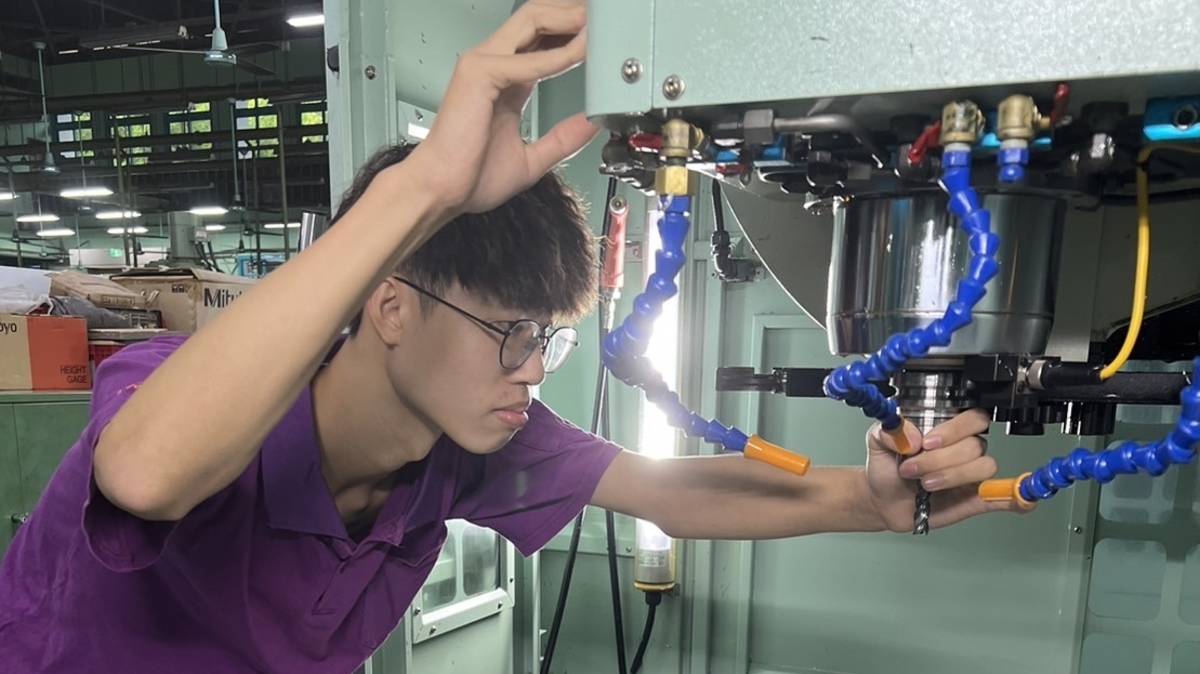 ＣＮＣ銑床金牌蘇鴻慶工作照