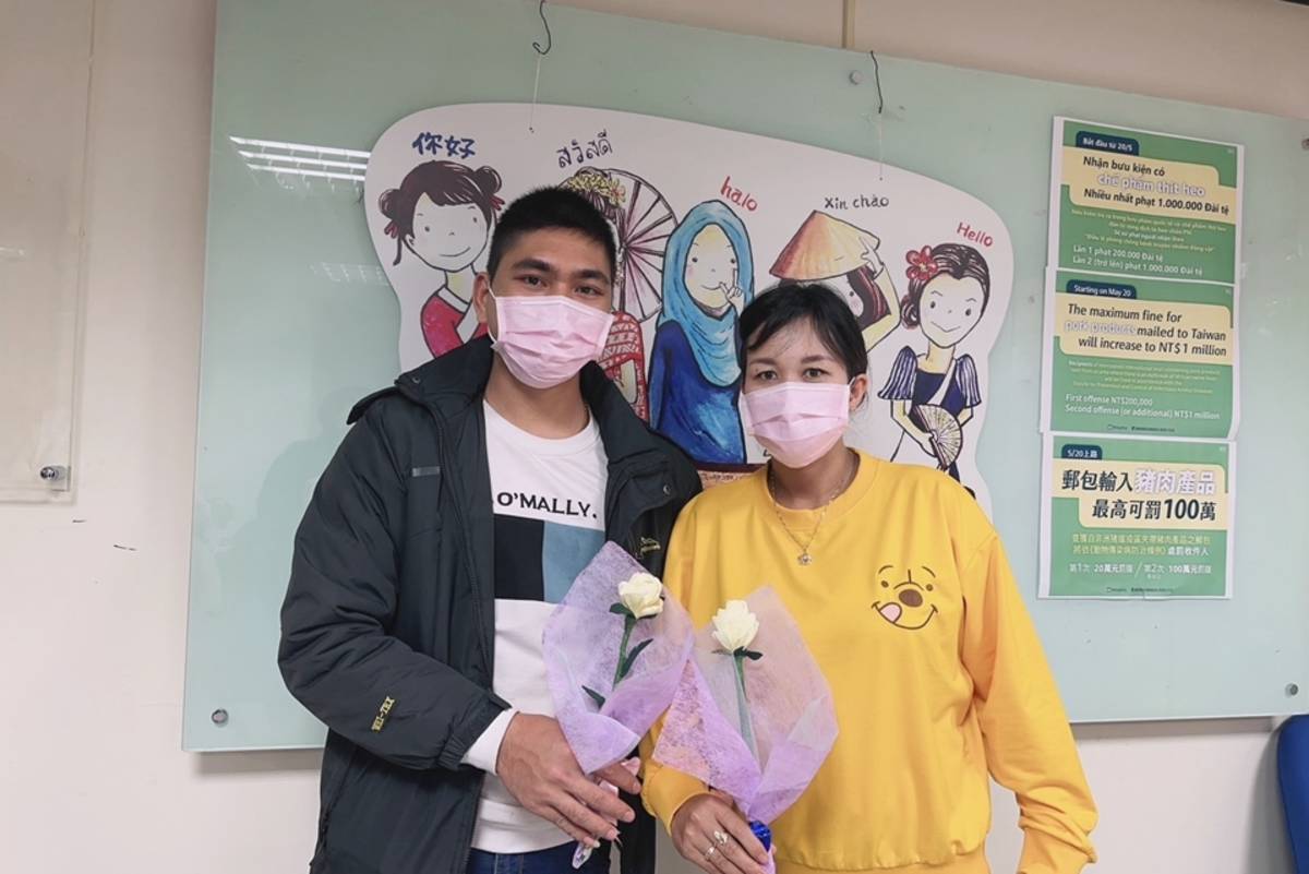 參與的夫妻互贈花束