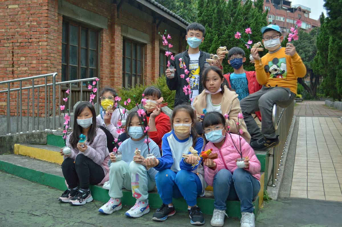 八里國小學生製作桃花插枝成品照