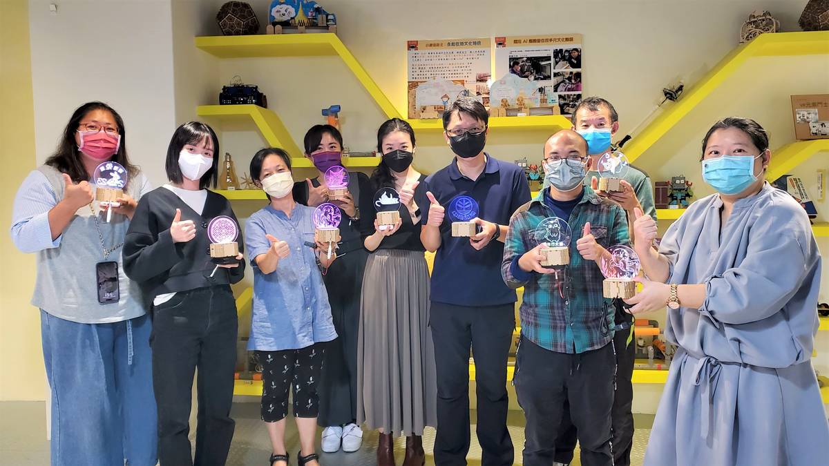 福和國中廣邀校內女性教師，製作溫馨療癒的「噴砂LED小夜燈」