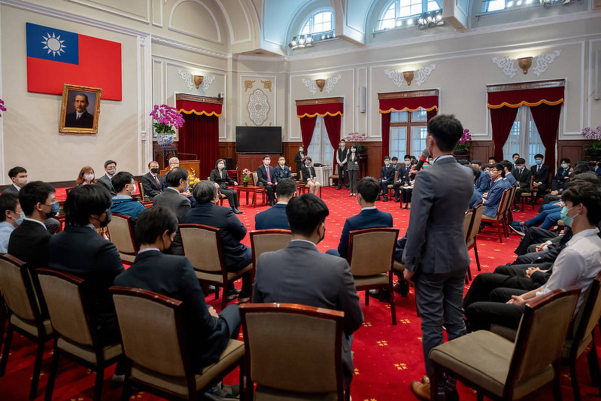 蔡英文總統接見「2020-2022年國際數理學科奧林匹亞競賽代表團」 (總統府提供)