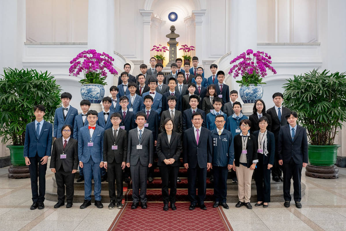 蔡英文總統與「2020-2022年國際數理學科奧林匹亞競賽代表團」合影 (總統府提供)