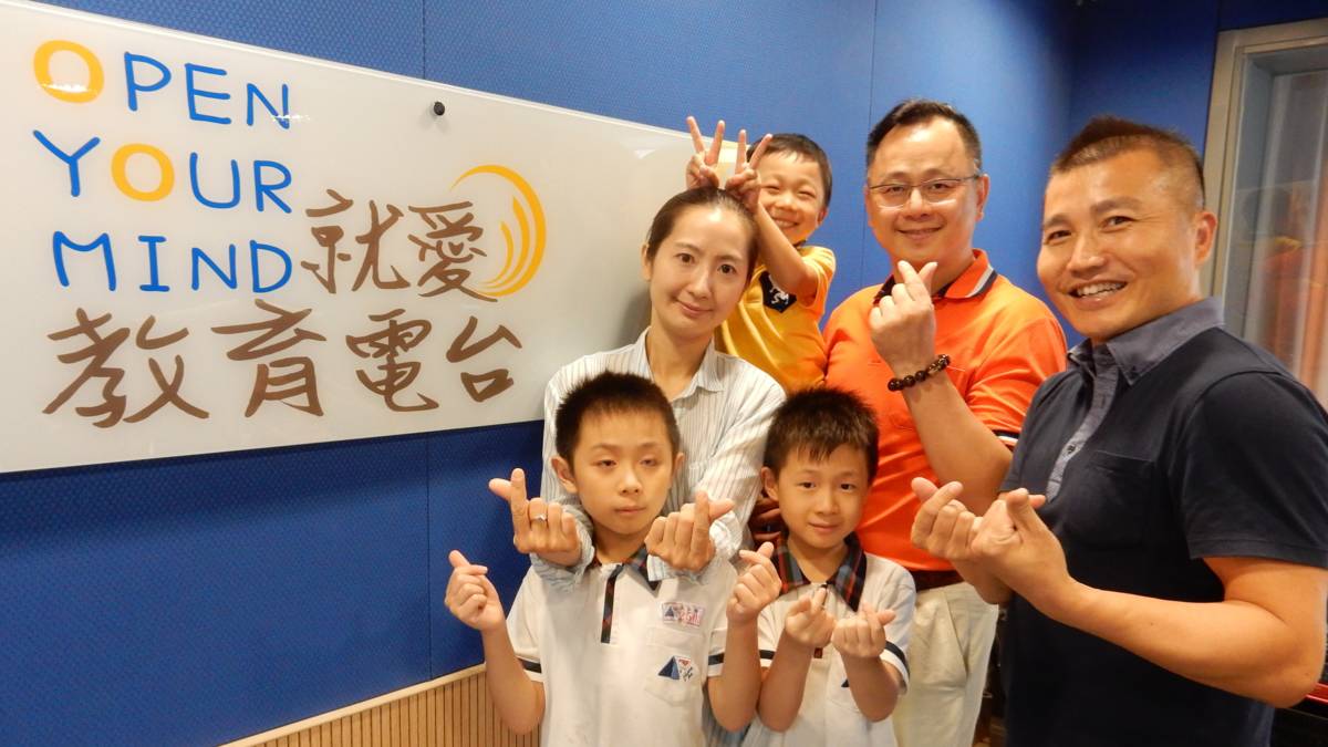 臺中市愛心大使聯誼會陳明璟會長全家福與常罡的合影  