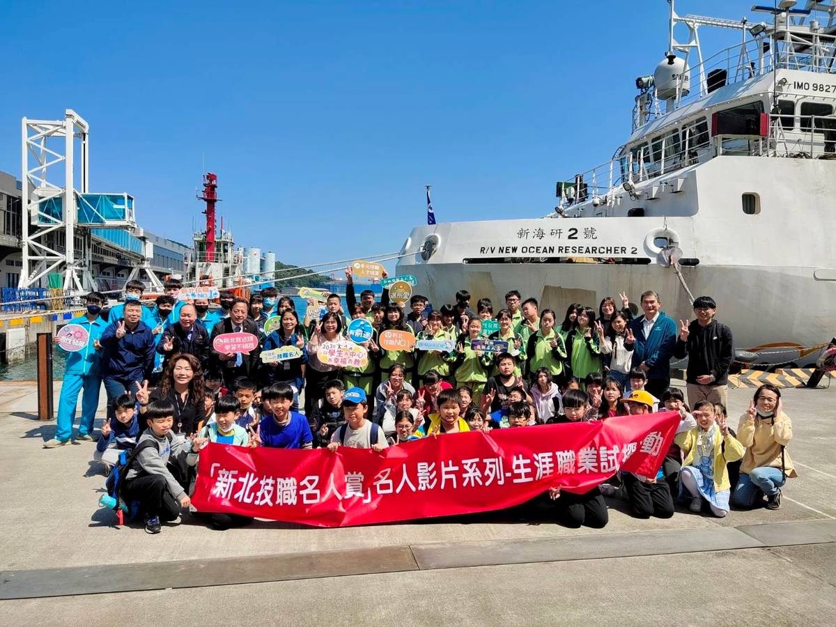 學生參觀國科會補助建造之硏究船-新海硏2號後大合影