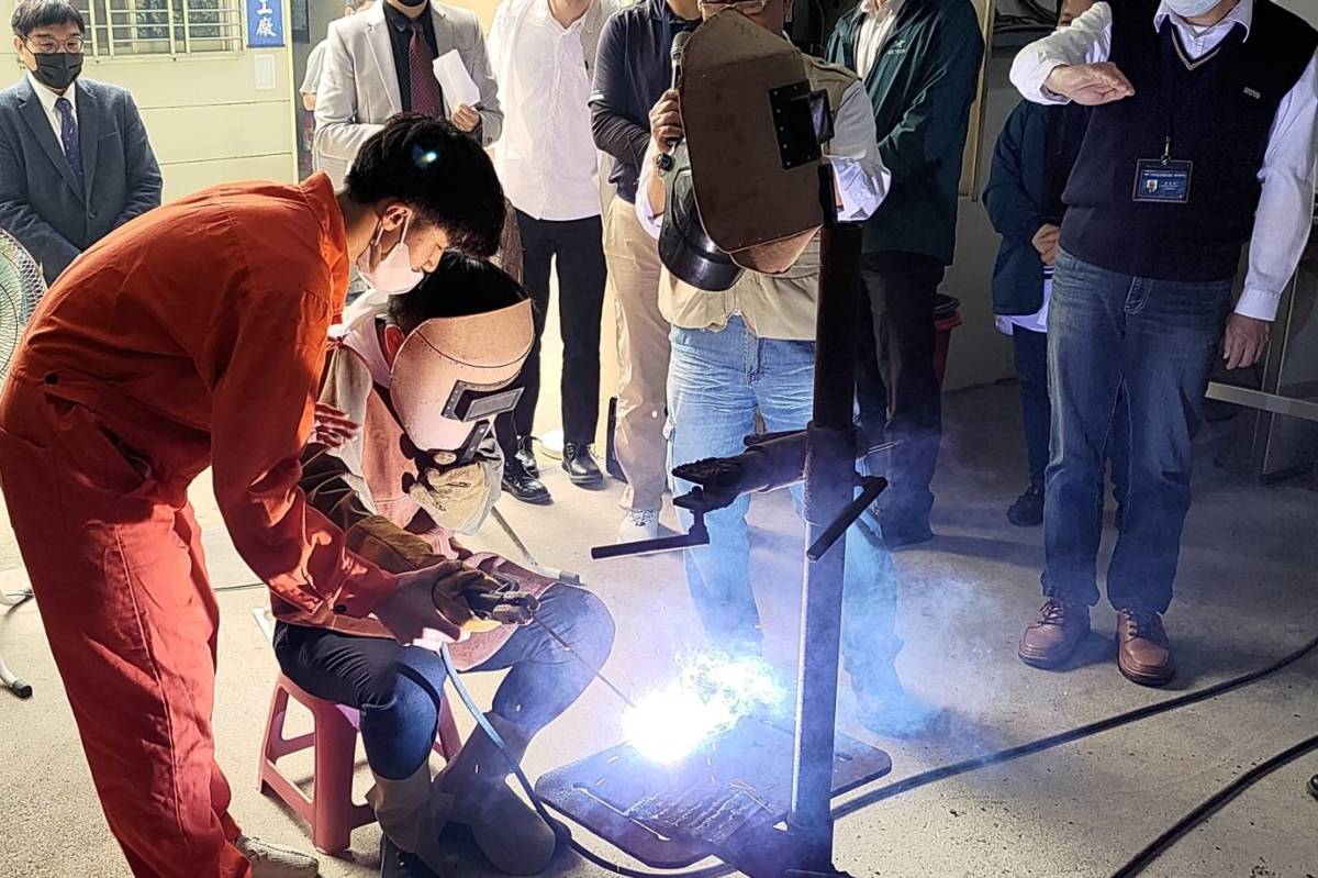 張明文局長(操作者)電銲體驗