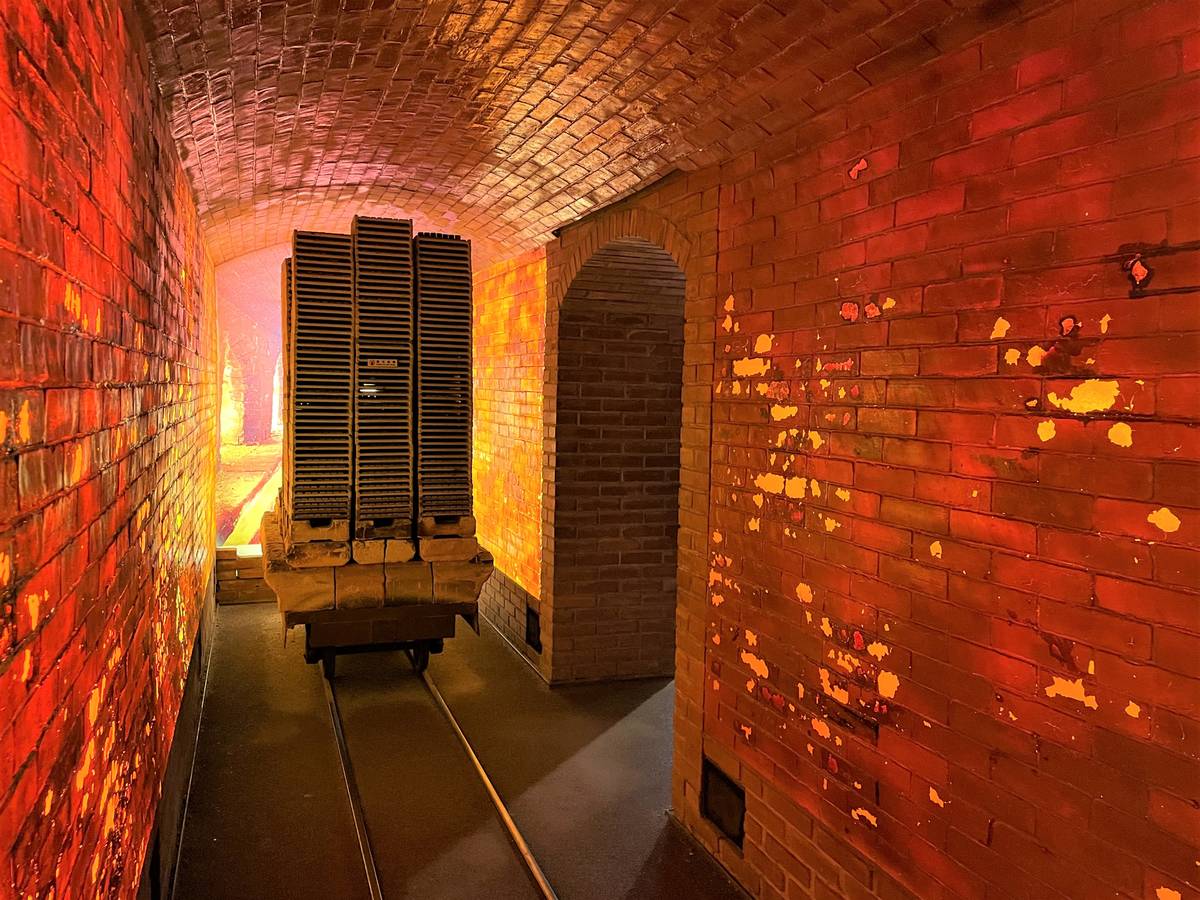 通紅如火般的隧道窯內 臺車在燒製馬賽克瓷磚的模擬情景