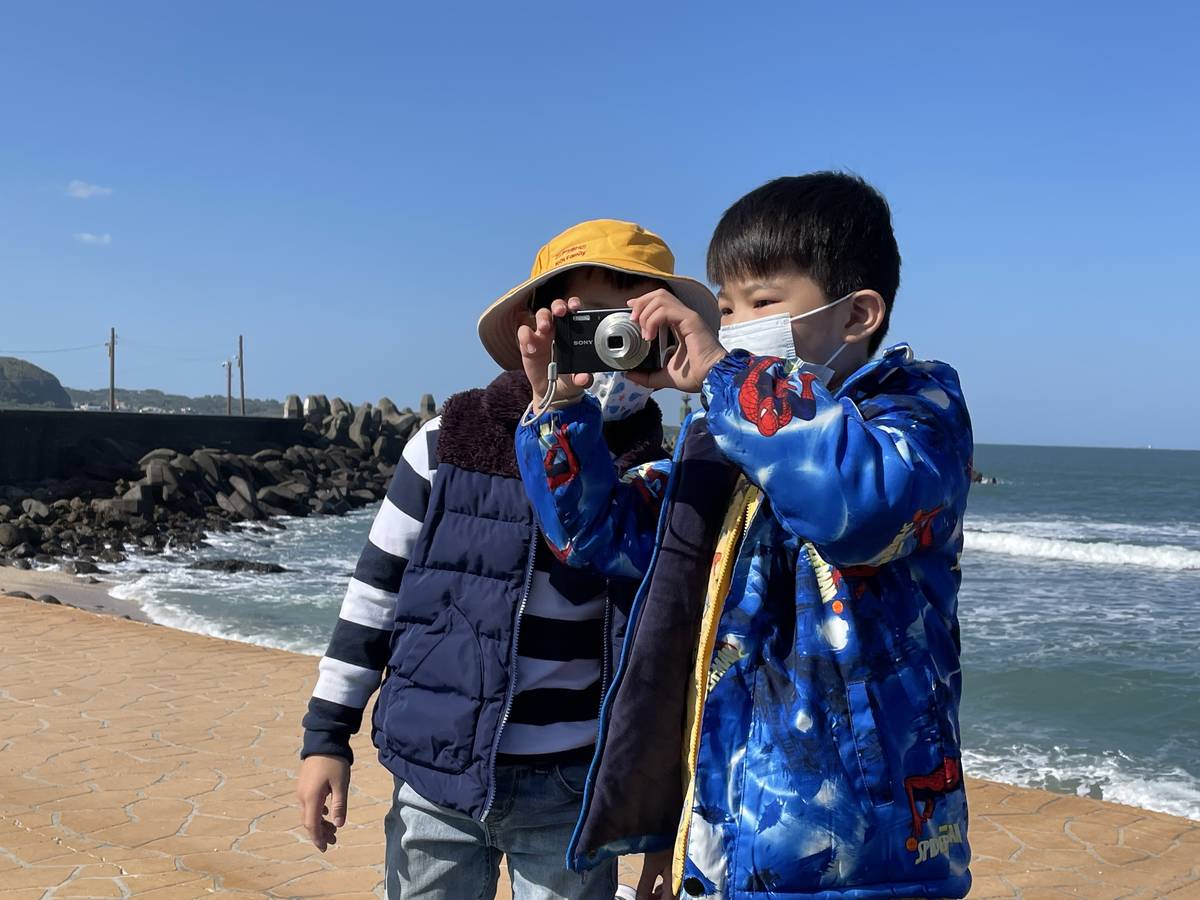 踏查時 幼兒拿著相機記錄石門之美