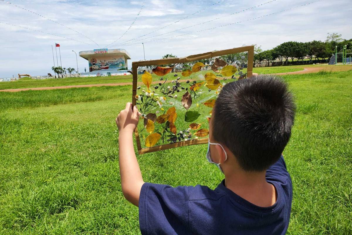 幼兒以展示畫框的概念感受石門日常生活中的美
