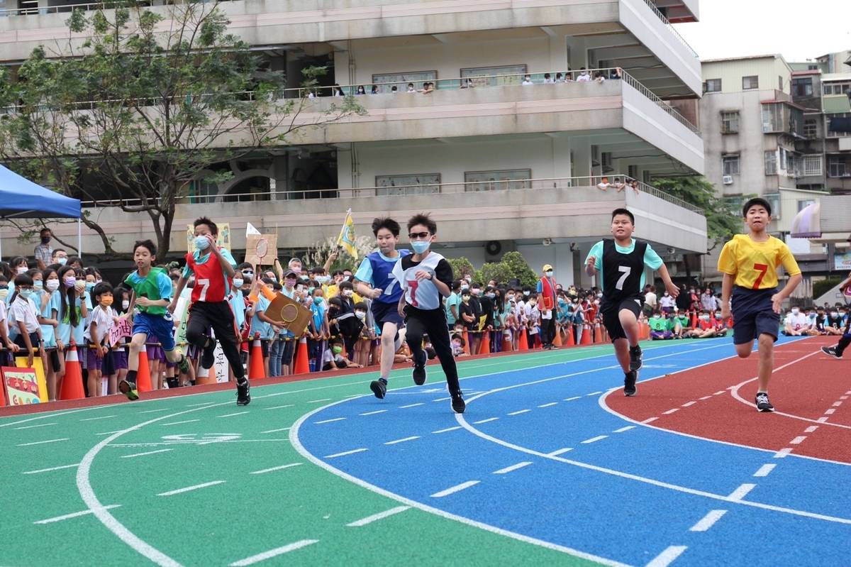 莒光國小學生在三色跑道上進行大隊接力