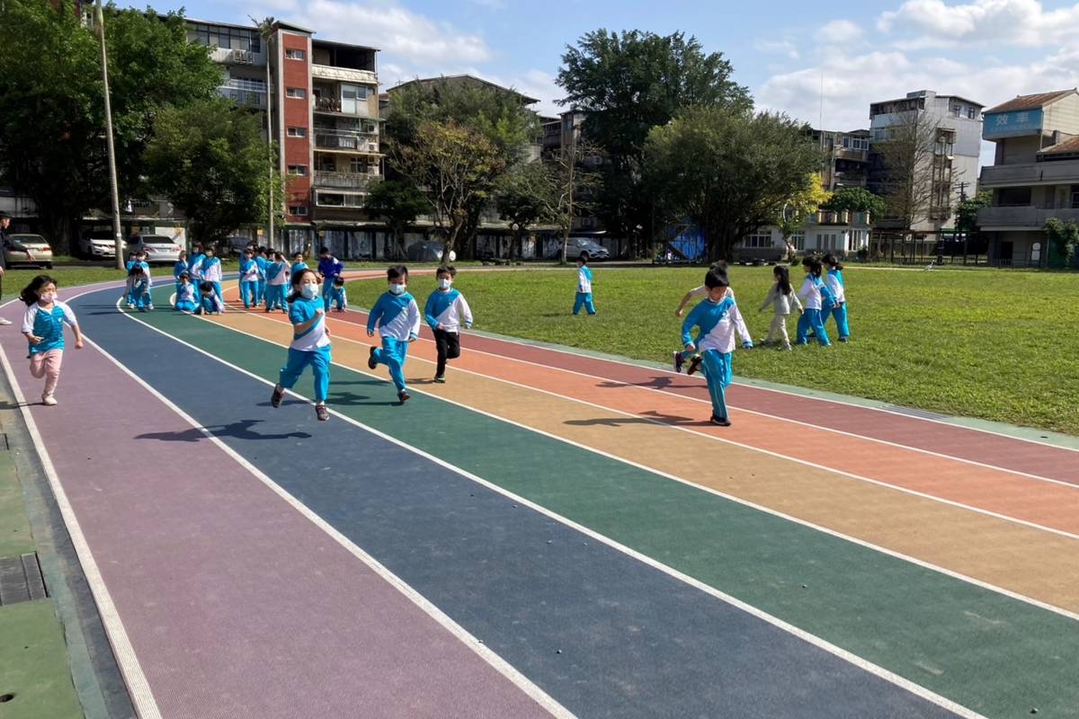 白雲國小學生在彩虹跑道上體育課程