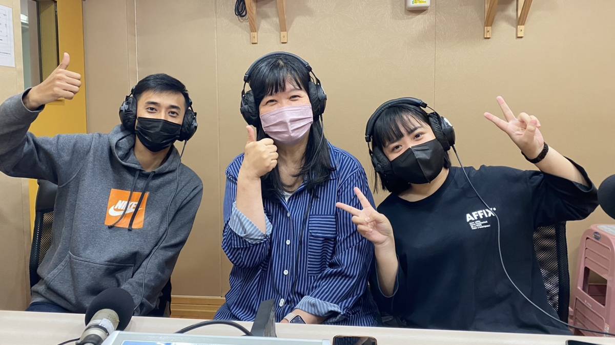 顧穎慧(中)、張佳嘉(右)、潘邦育社工