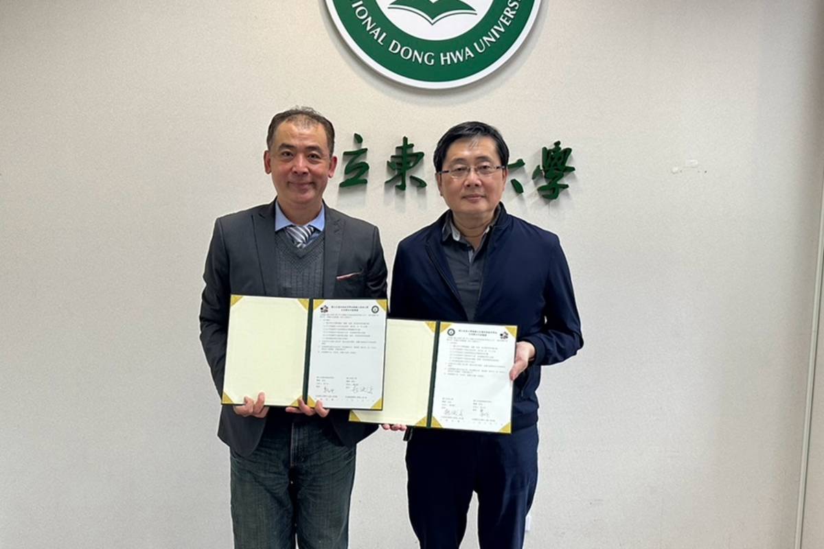東華大學趙校長(右)與花特馬校長(左)展示合作協議書