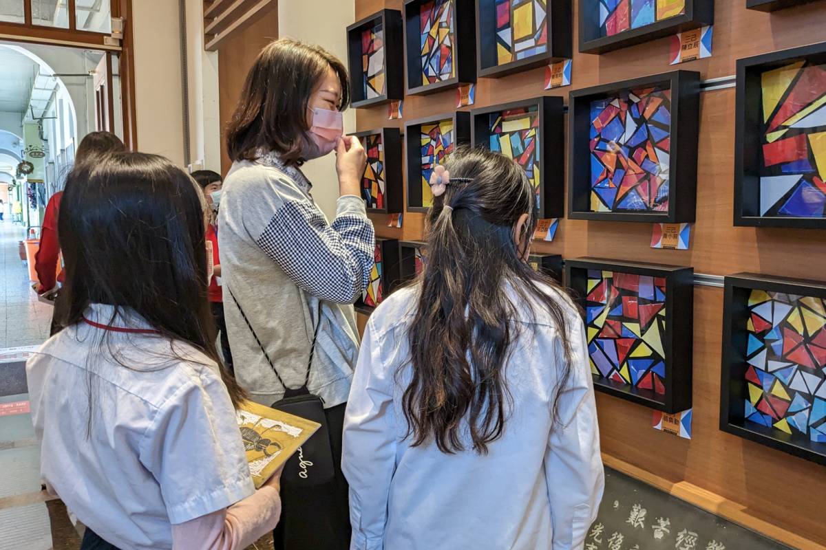 中年級學生為觀展來賓導覽作品