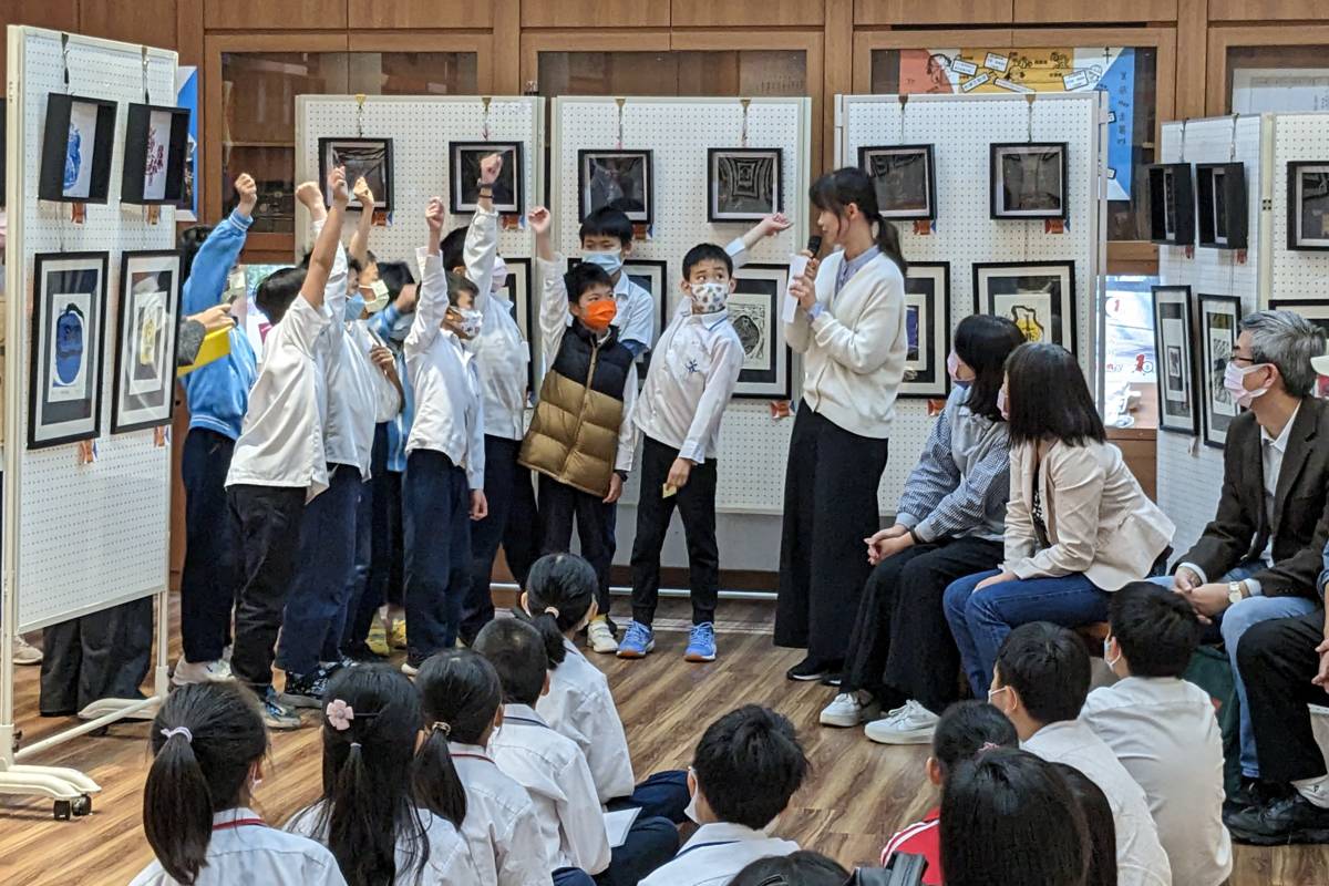 「北小不藝樣」中年級學生美展開幕現場設計了問答贈獎活動