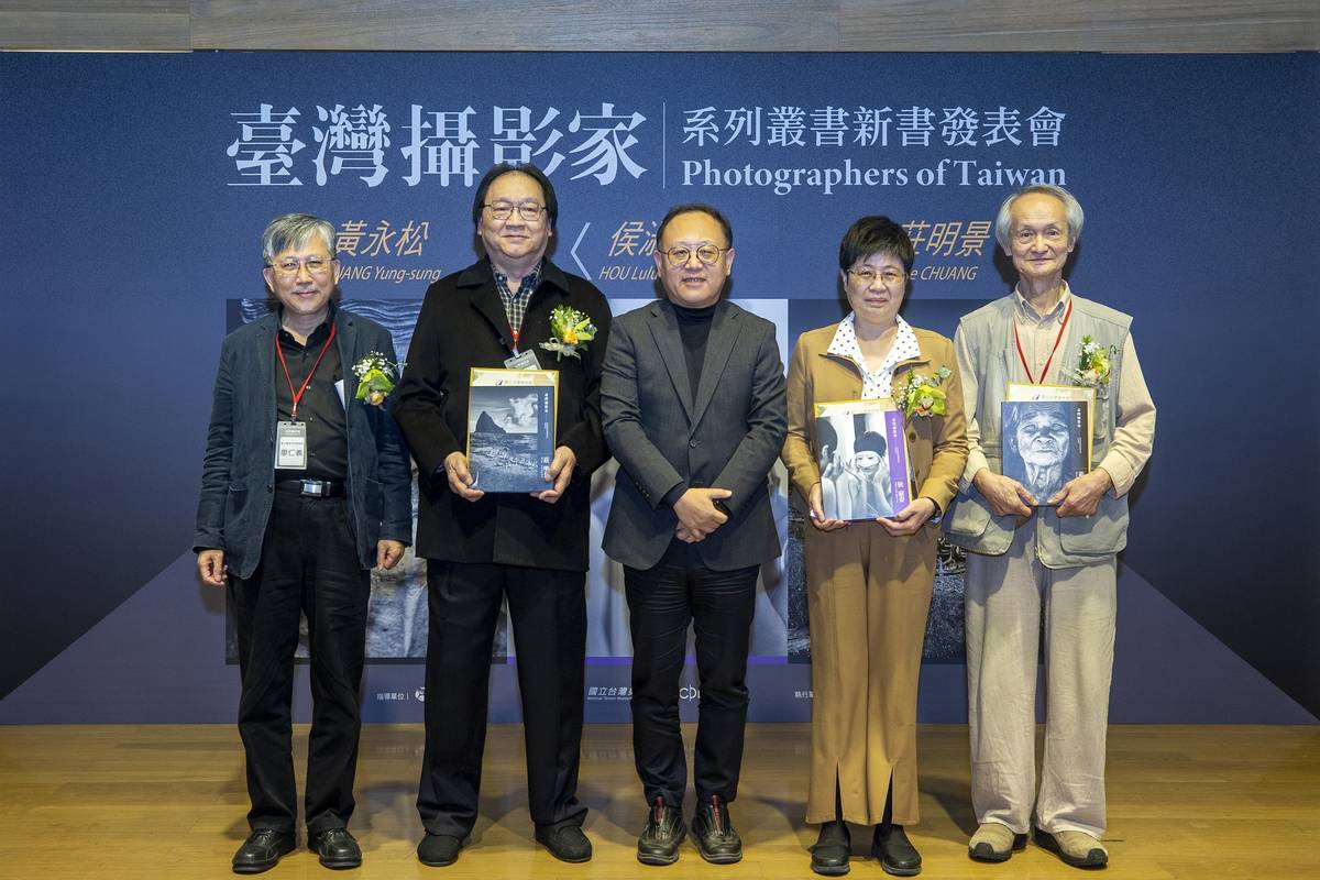 今年《臺灣攝影家》系列叢書第六輯出版《莊明景》（左2）、《黃永松》（右1）、《侯淑姿》（右2）共3冊攝影家專書，由文化部長史哲（中）致贈書籍，並頒發感謝狀 (文化部提供)