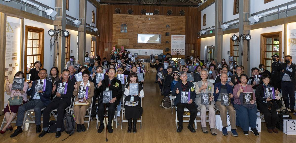 《臺灣攝影家》系列叢書新書發表會大合影  (文化部提供)