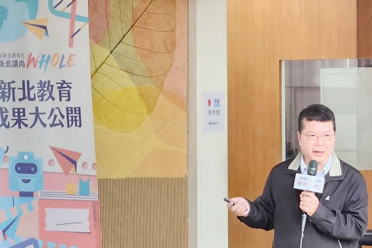 今日教育成果展同時辦理首場教育論壇，由臺大李宏森主任以「一場過去與未來的對話之旅」開場。