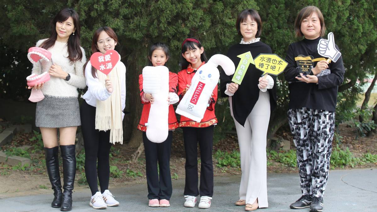 「110學年度校園健康主播競賽」第一名-新竹市水源國小-潔牙有創意，健康有自信-採訪合影

獲得「110學年度校園健康主播競賽」第一名的新竹市水源國小，曾獲新竹市口腔保健績優學校和全國國小學童潔牙微電影第一名暨最佳配樂獎，凝集全校心力結合周邊資源積極推動健康促進，精心設計督導式潔牙工具包，讓家長在家即可教導孩子們正確潔牙，有效降低全校學生齲齒率，這學期推出「水源健康」Podcast讓師生午間邊用餐邊吸收衛教知識，看準現今影音傳播比文字更有渲染力的趨勢，透過製作健康影音達致更佳衛教效果，提升學生健促成效並增進健康媒體識讀能力，讓親師生都展現擁有口腔健康的快樂﹗

採訪：新竹市水源國小陳桂里校長、應友貞護理師、
             五年甲班洪寳涵、劉亞希同學