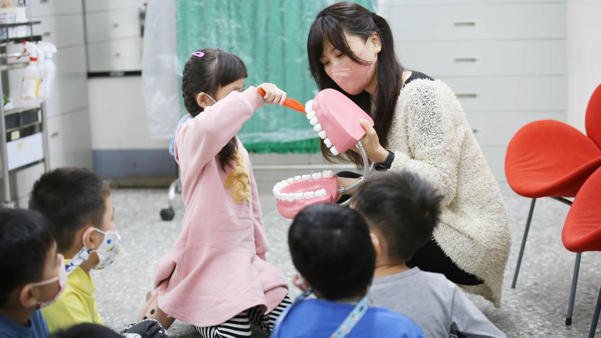 「110學年度校園健康主播競賽」第一名-新竹市水源國小-潔牙有創意，健康有自信-護理師教導幼兒園孩子正確刷牙
